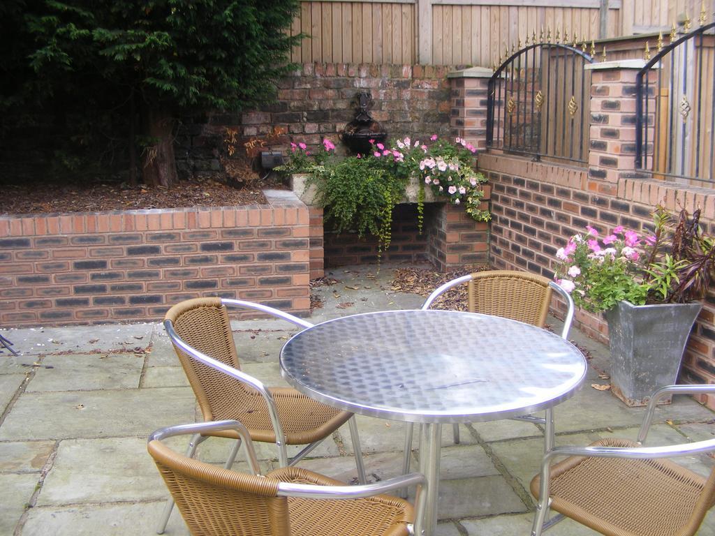 SHREWSBURY LODGE GUEST HOUSE LIVERPOOL: LOW RATES, SAVE ON YOUR STAY